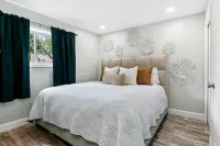 Newly Remodeled Condo - 2 Person Jetted Tub/Shower, Pools, Hot Tubs, Pickleball