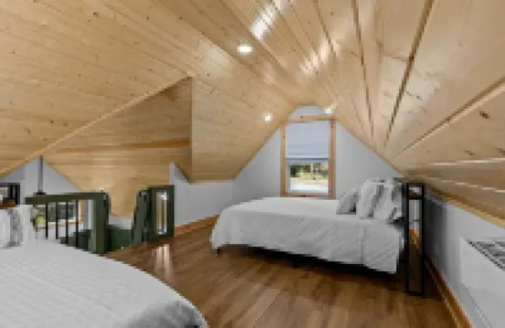 TreeHouse, Hot Tub, Wooded Views, Near Lake