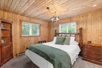 Riverfront Luxury Cabin-Hot Tub-EV-Deluxe Kitchen-WiFi