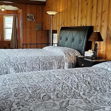 ROCK RIVER HIDEAWAY Grill, Fire Pit, Pet Friendly with a fee of 30.00 per night