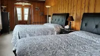 ROCK RIVER HIDEAWAY Grill, Fire Pit, Pet Friendly with a fee of 30.00 per night