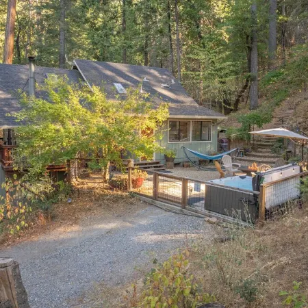 Owl's Nest - Walking Distance to Lake, Hot Tub, Pet Friendly w/ New AC