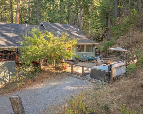 Owl's Nest - Walking Distance to Lake, Hot Tub, Pet Friendly w/ New AC アーノルドのホテル