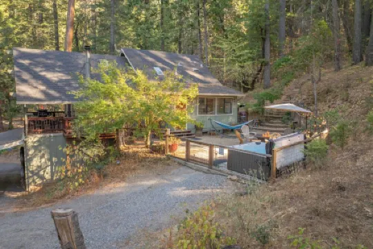 Owl's Nest - Walking Distance to Lake, Hot Tub, Pet Friendly w/ New AC