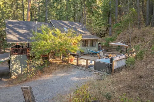 Owl's Nest - Walking Distance to Lake, Hot Tub, Pet Friendly w/ New AC