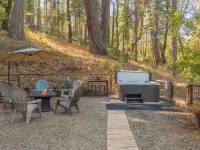 Owl's Nest - Walking Distance to Lake, Hot Tub, Pet Friendly w/ New AC アーノルドのホテル