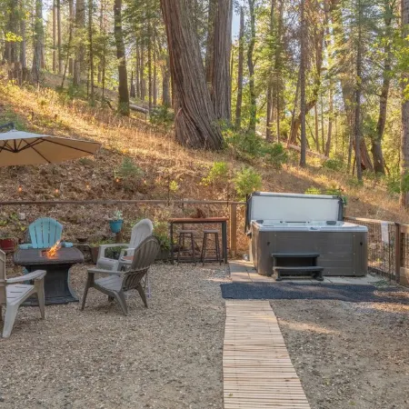 Owl's Nest - Walking Distance to Lake, Hot Tub, Pet Friendly w/ New AC