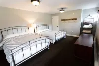 Paradise Place-Spacious home with Hot Tub+Fire Pit