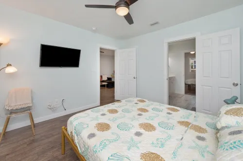 Stylish 2 bedroom home close 2 Dtown, NAS, and BCH