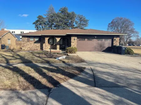 Spacious 4 bedroom 7 beds house with AC, WiFi in welcoming Sterling Heights Отели рядом с достопримечательностью «Birmingham Jewelry»