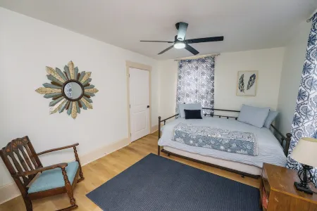 4Br Knoxville Home Close to Downtown, UT & Interstate! Free Local Gift Cards! Отели рядом с достопримечательностью «Regal Riviera»