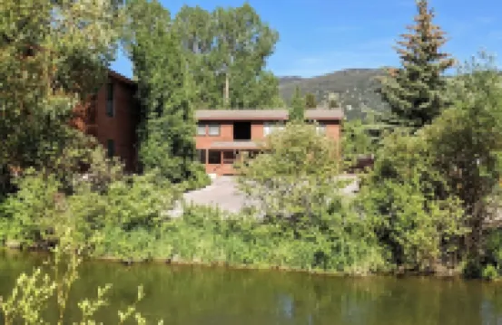 Modern Comfort in Prime Location: Stylishly Remodeled Condo Steps from Downtown