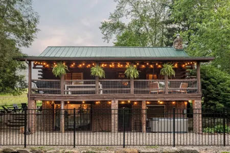 Large Log Cabin with Inground Pool, Hot Tub, Fire Pit Near Mohican State Park
