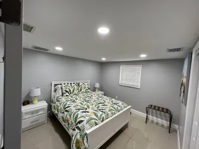Lovely comfy clean apartment. Close to State parks/ beaches/ restaurants.