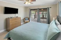 A Shore Thing - no steps to dock! Hot tub, fire pit ~ Sleeps 22 ~