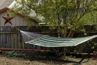 Artful, Rustic Backyard Cabin-Sustainable Ethic, Downtown 20 Min, 5-Star Shower