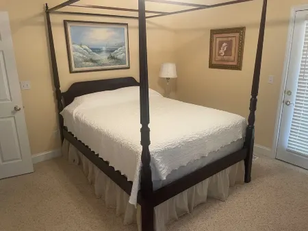 Central Tellico Village house with WiFi, AC on  serene small cul-de-sac location