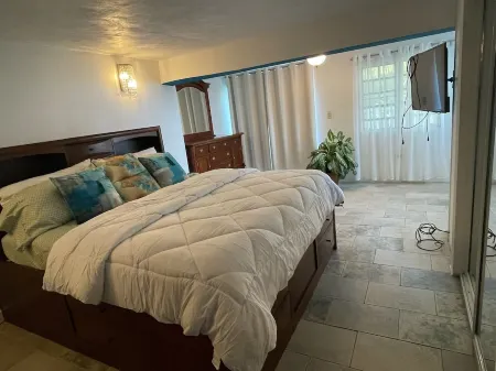 Family Friendly Home Away from Home Отели рядом с достопримечательностью «Форт Крисчен»