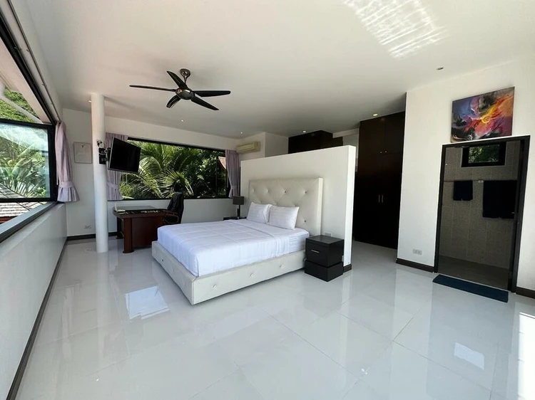 รูปภาพของLuxury Hillside Villa With Stunning Views