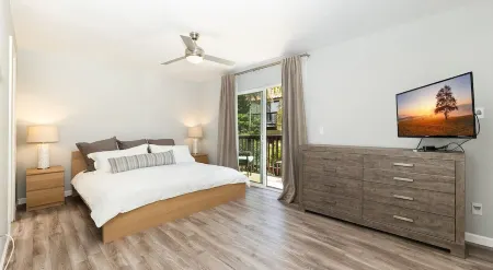 Ocean View- One block from ocean & 5 minutes from town! Отели рядом с достопримечательностью «Торрей Пайнс Стейт Бич»