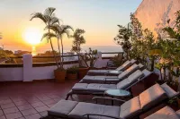 Amapas Gem! Minutes walk to Zona Romantica! Pool and 2-3 minute walk to beach! Hotels in 