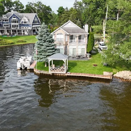 Gorgeous Water Front Retreat On Chain Of Lakes With Private Boat Launch!