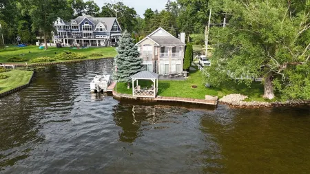 Gorgeous Water Front Retreat On Chain Of Lakes With Private Boat Launch!
