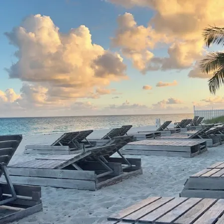 Luxury 2/2 Sleeps 6. Grand Bahama Condo w/ POOL, Boat Dock plus close to BEACH!