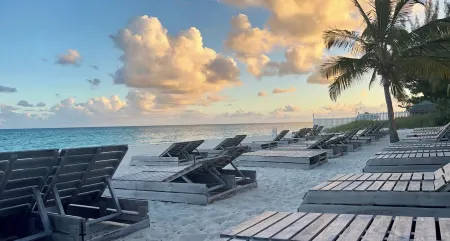 Luxury 2/2 Sleeps 6. Grand Bahama Condo w/ POOL, Boat Dock plus close to BEACH! Отели в г. Фрипорт