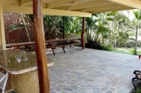 Kona's only Oceanfront pool! Pineapple Pl Reimagined! Cozy 2/1 Condo, sleeps 6,