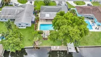 Wonderful Lake Front Pool Home East Boyton-TikiBar- Boat Deck- 5min Beach