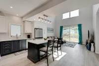 Cozy, spacious family home w/ Arcade! 5 mins from Beach!