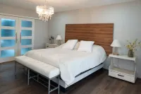 15 min from airport! Luxurious Gated Estate with Mountain Views from the Valley.