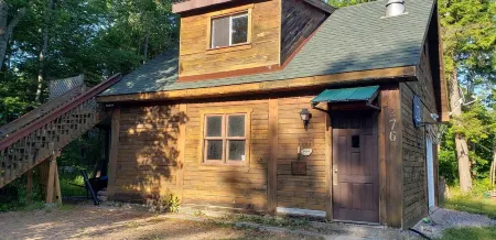 Cozy cottage with private waterfront & wifi