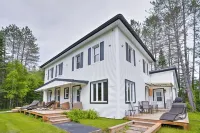 Pet Friendly Large Group Chalet  w Private Beach|10p Hot Tub|Kayaks|