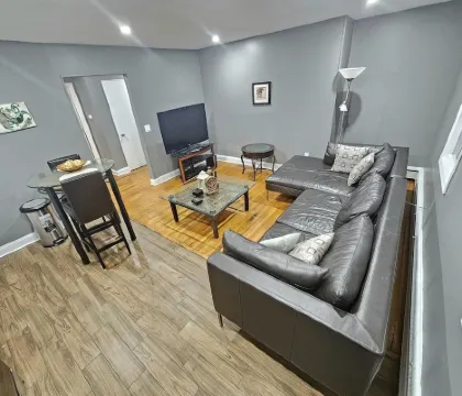 Spacious One Bedroom suite 亨廷頓屯酒店