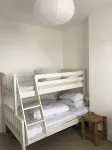 Light airy flat only 5mins from station, shops and sea