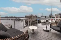 Spacious 120m2 Watervilla With Sauna Near Amsterdam And Schiphol. Hotels in Aalsmeer