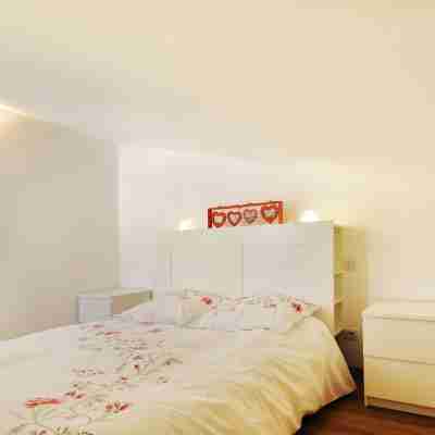 New apartment, superb lake and mountain views. Rooms