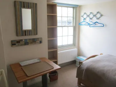 Beautifully renovated cosy house in the historic market town of Totnes, S Devon 토트네스 주변 호텔