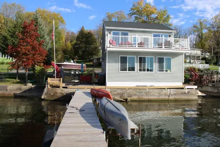 Our Cottage on Conesus Lake Отели в г. Ливингстон