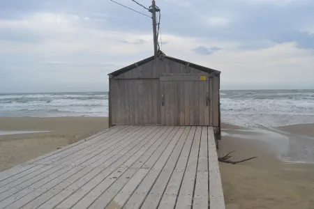 200 year old, large townhouse with romantic patio Отели в г. Сижан