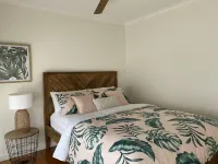 McCrae beach Villa on Wattle Place, a 5 mins walk to the beach Hotels in McCrae