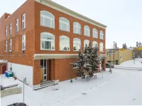 Upscale Historic Loft | TOP FLOOR | Downtown | Free Parking