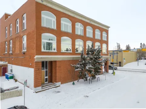 Upscale Historic Loft | TOP FLOOR | Downtown | Free Parking