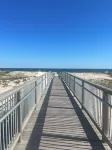 Best location! Cozy and Chic Retreat 5 min to beach and close to town, peaceful!