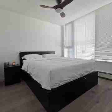 Home Away From Home 2BR condo in Stadium District Rooms