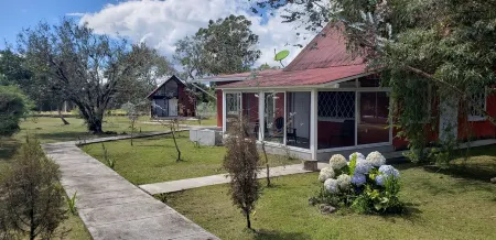 Volcano View Cottage Отели в г. Бугаба