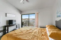 7 mins from your waterfront deck to downtown! Peaceful, private, roomy.