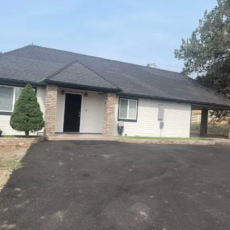 Modern Haven in Klamath Falls - A Stylish Home Away from Home